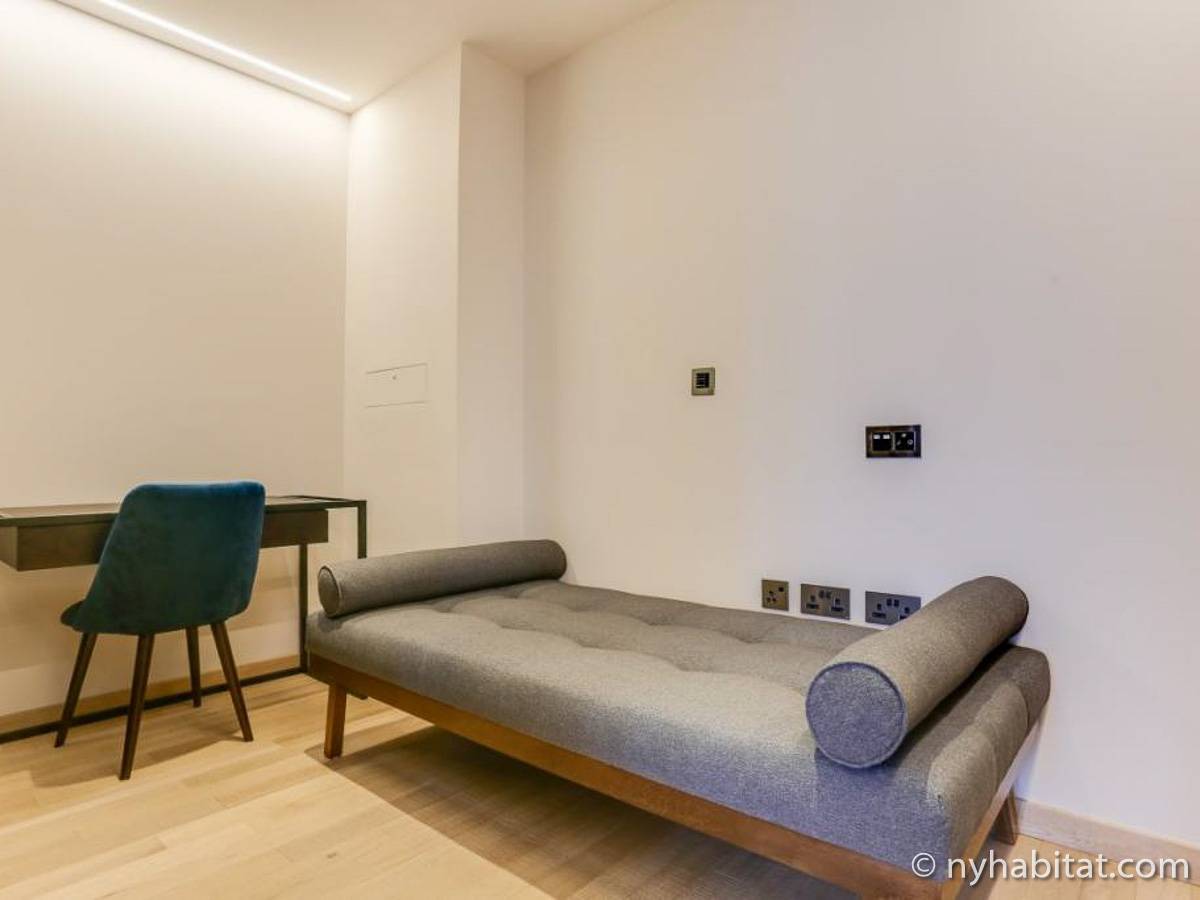Living room 2 - Photo 2 of 2