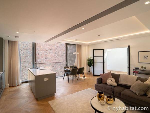 Living room - Photo 4 of 7