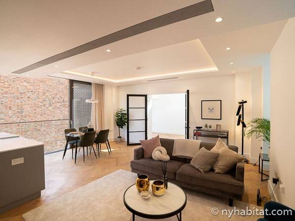 Living room - Photo 3 of 7