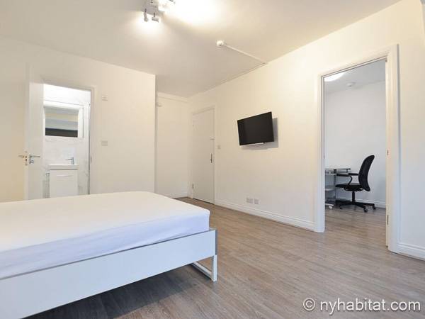 Bedroom - Photo 3 of 6