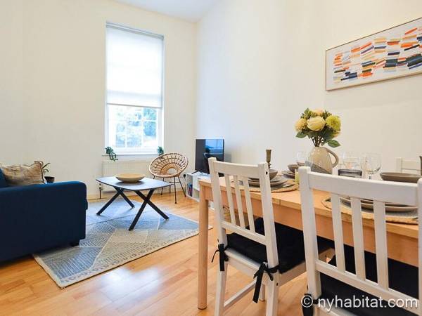 Living room - Photo 4 of 4