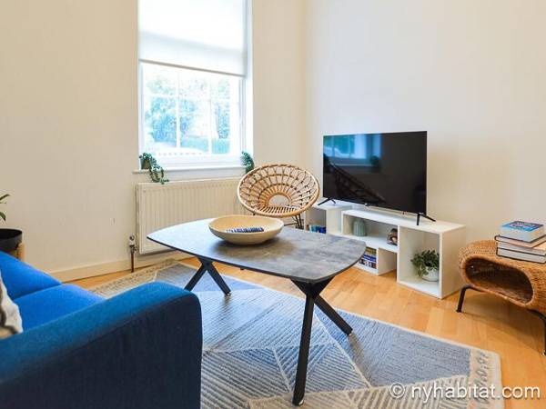 Living room - Photo 3 of 4