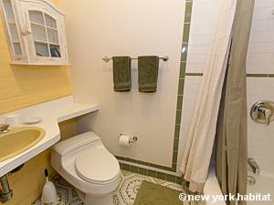 Badezimmer - Photo 2 von 3