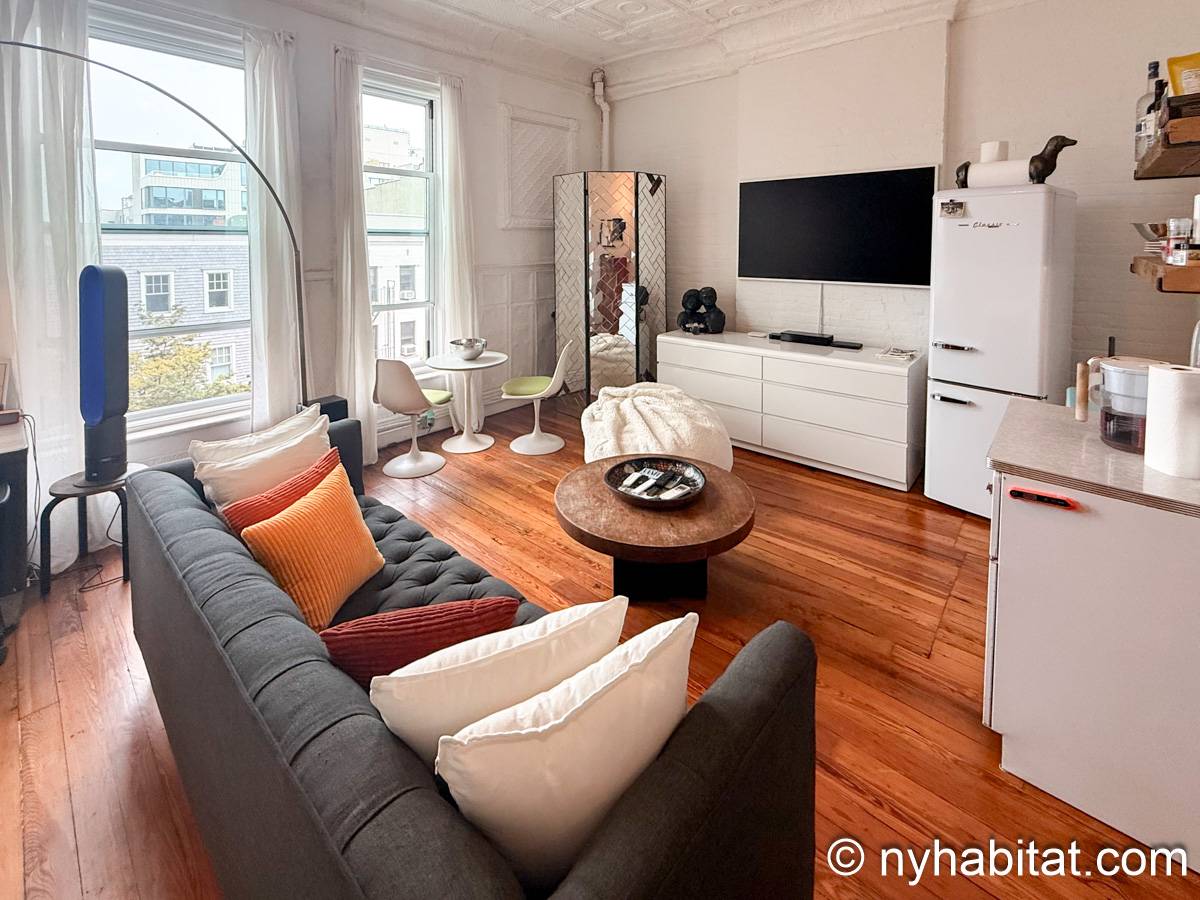 Living room - Photo 3 of 4