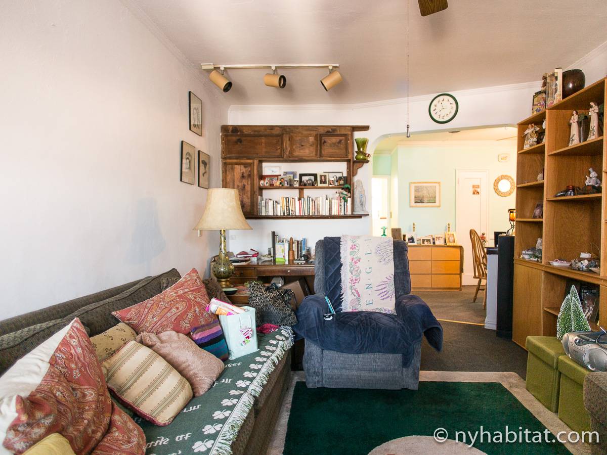 Living room - Photo 3 of 4