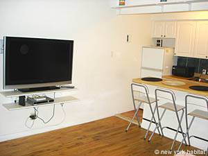 Living room - Photo 3 of 6