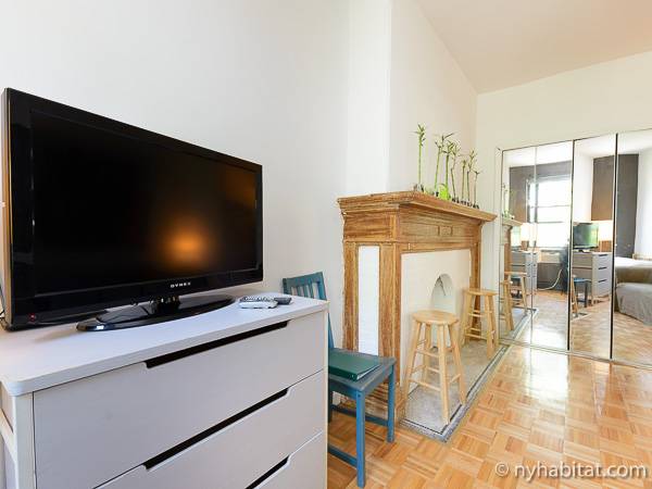 Living room - Photo 7 of 10