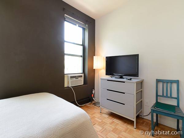 Living room - Photo 4 of 10