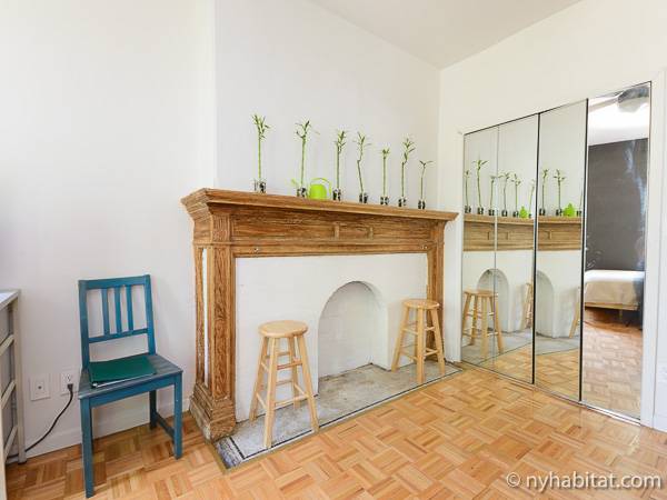 Living room - Photo 8 of 10