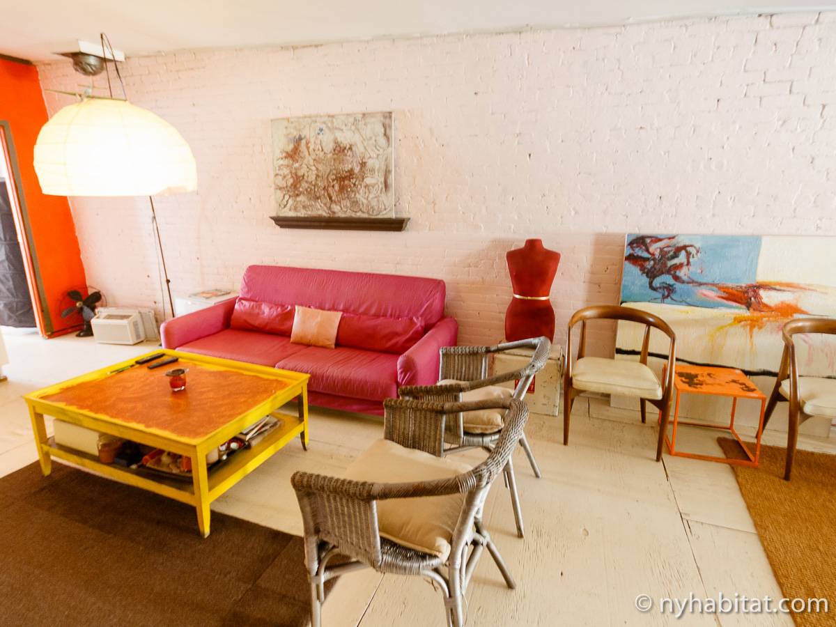 Living room - Photo 3 of 4