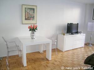 Living room - Photo 7 of 13