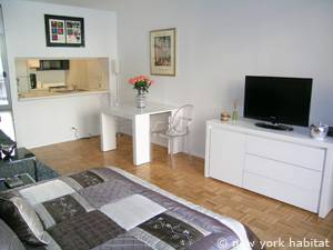 Living room - Photo 5 of 13