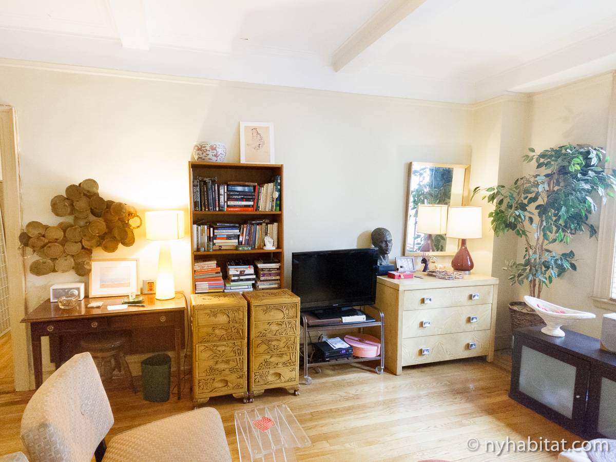 Living room - Photo 2 of 20