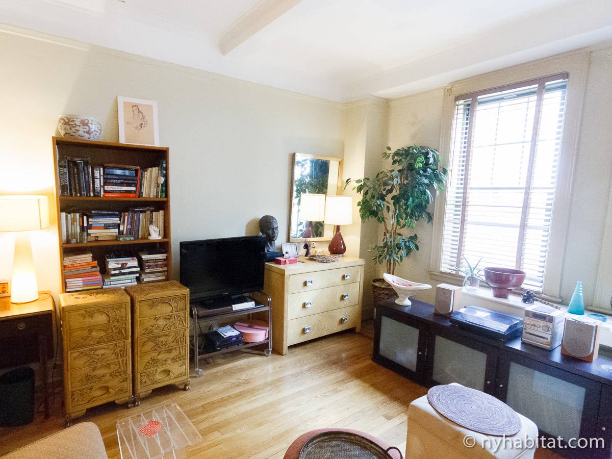 Living room - Photo 3 of 20
