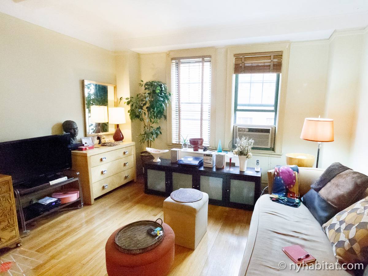 Living room - Photo 12 of 20