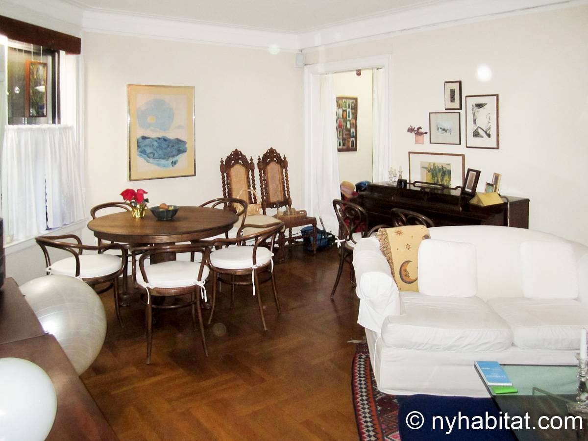 Living room - Photo 1 of 8