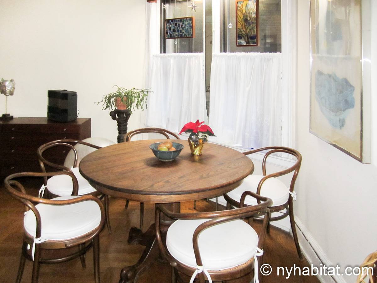 Living room - Photo 7 of 8