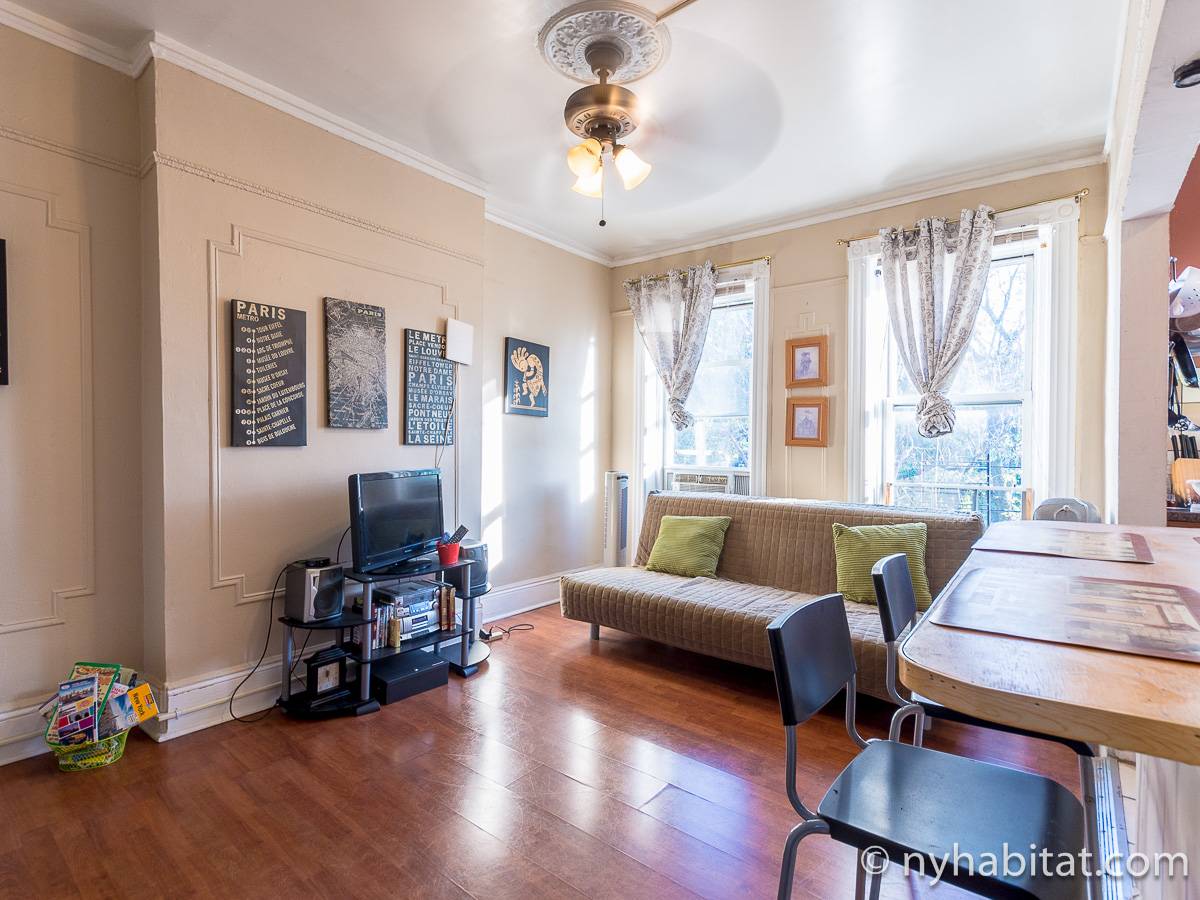 Living room - Photo 3 of 4