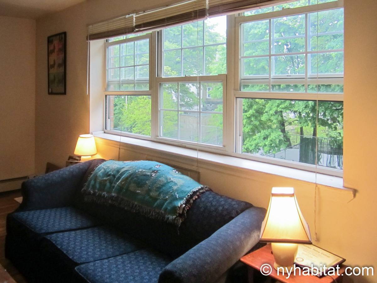 Living room - Photo 3 of 4
