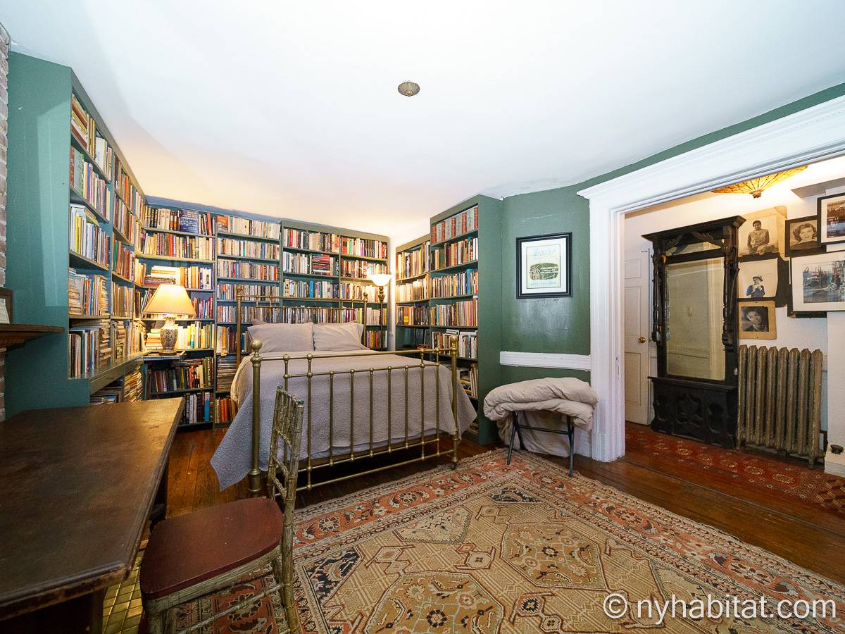 Living room - Photo 3 of 7
