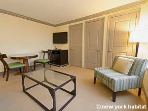 Living room - Photo 3 of 4