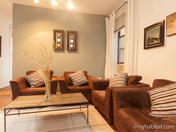 Living room - Photo 3 of 4