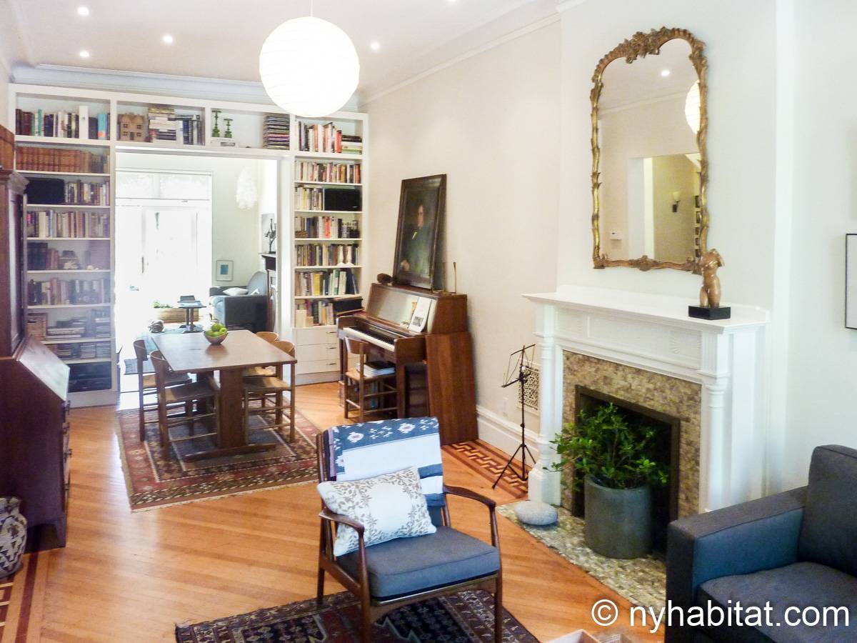 Living room - Photo 6 of 8