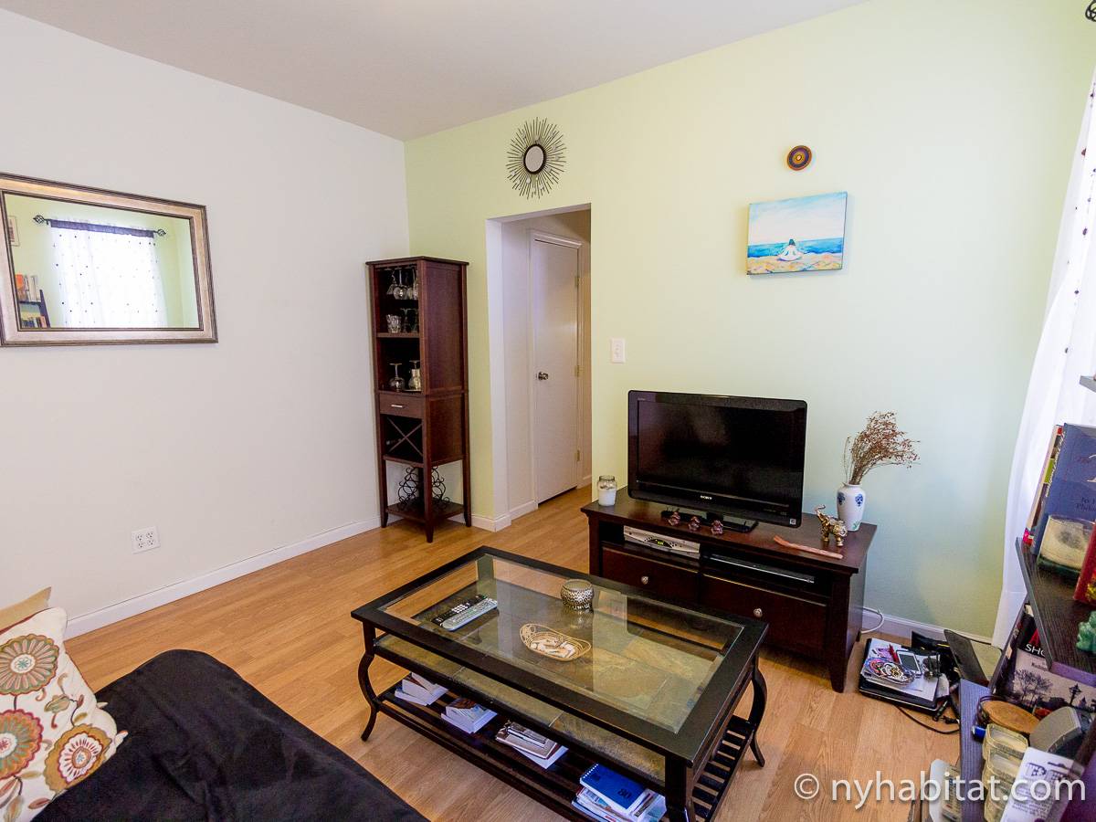 Living room - Photo 5 of 6