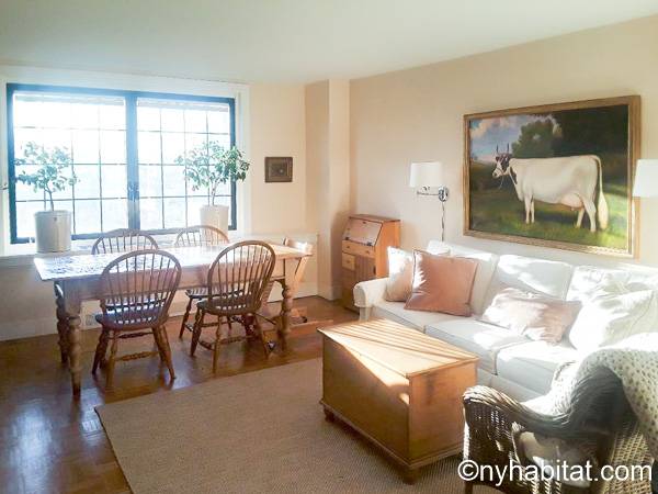 Living room - Photo 1 of 2