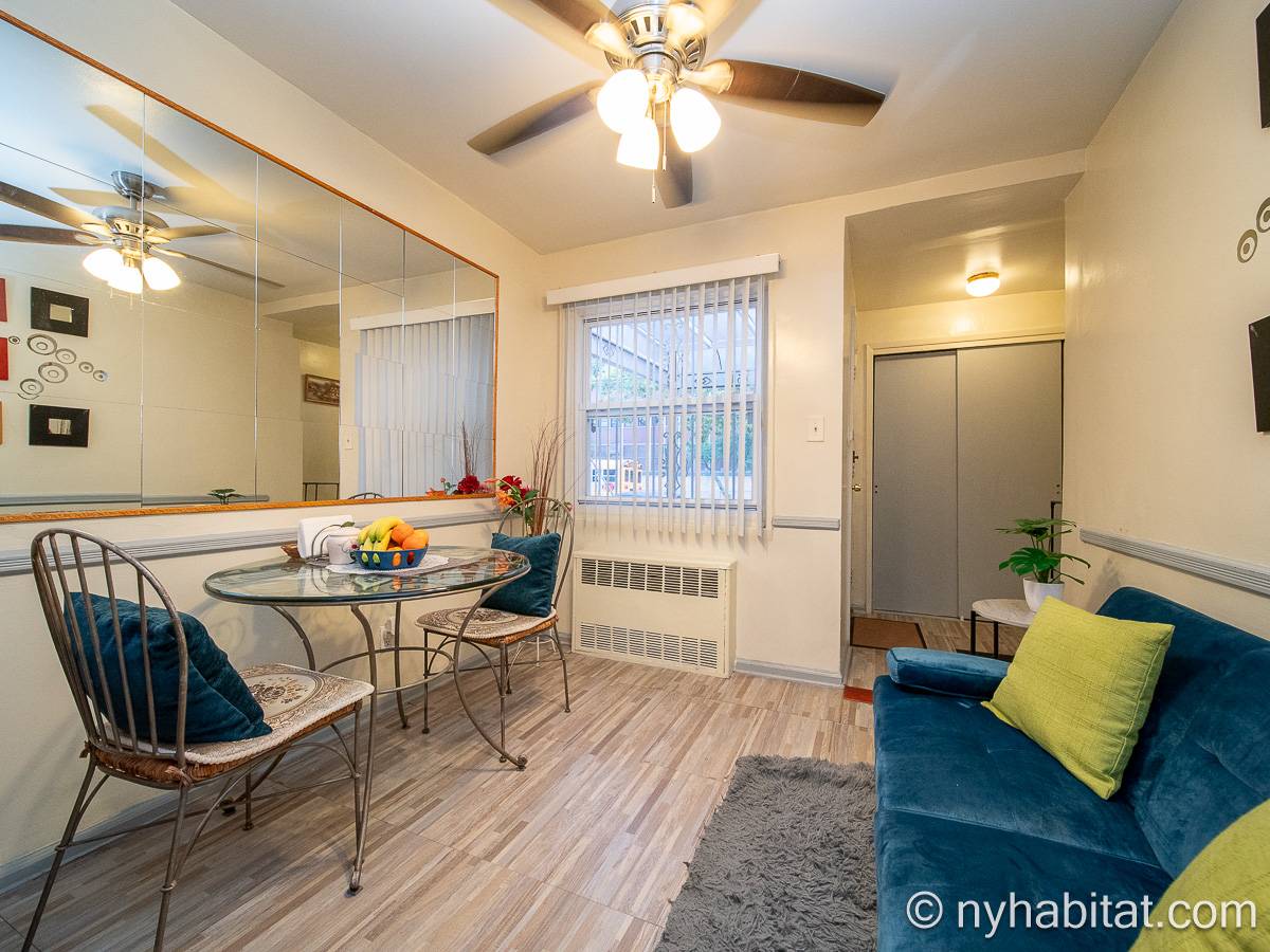 Living room - Photo 3 of 5