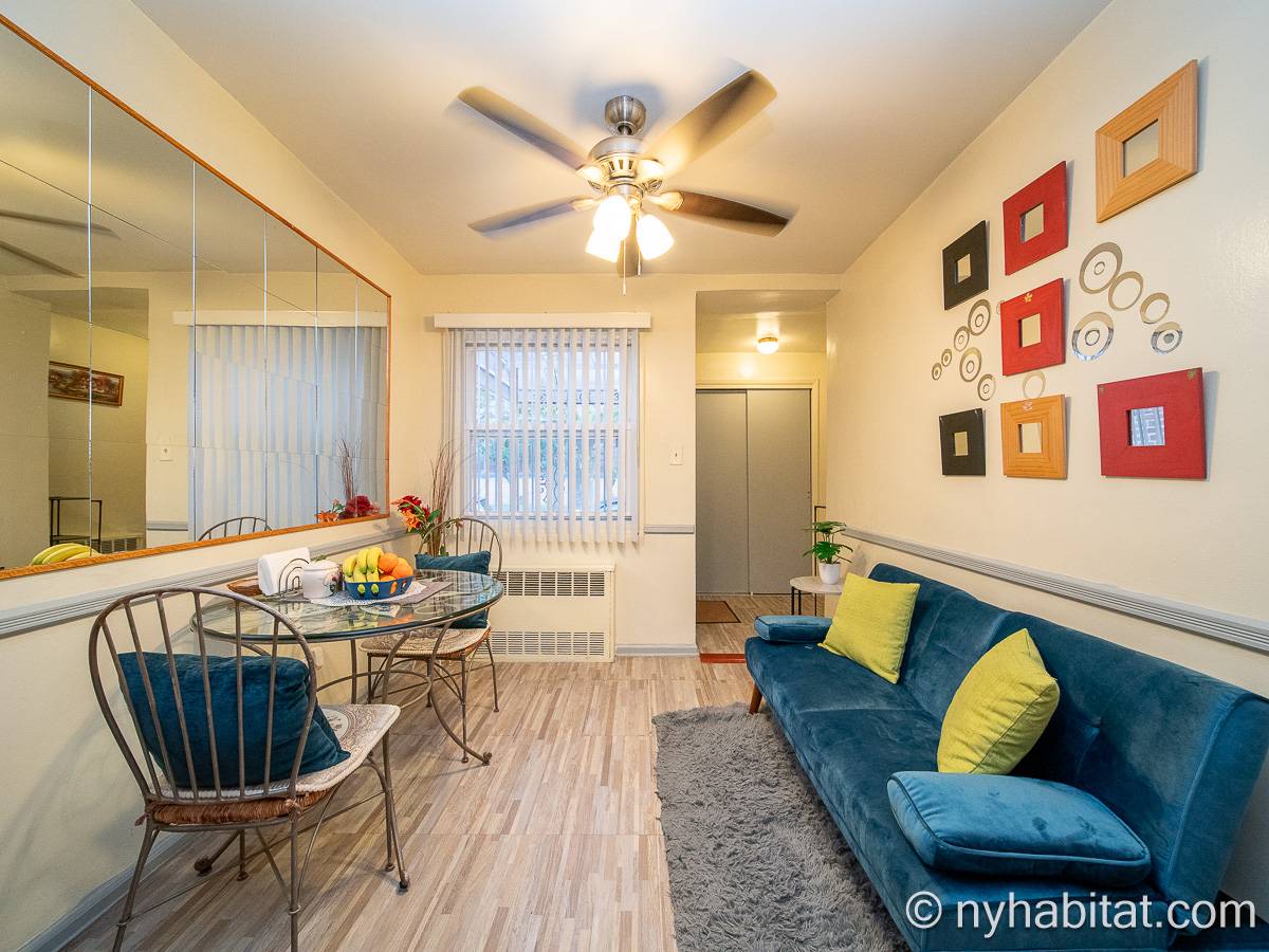 Living room - Photo 4 of 5