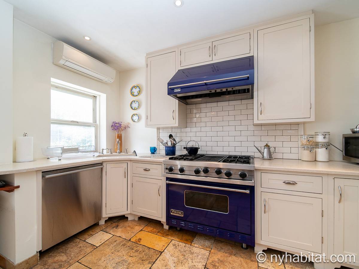 Kitchen - Photo 4 of 7