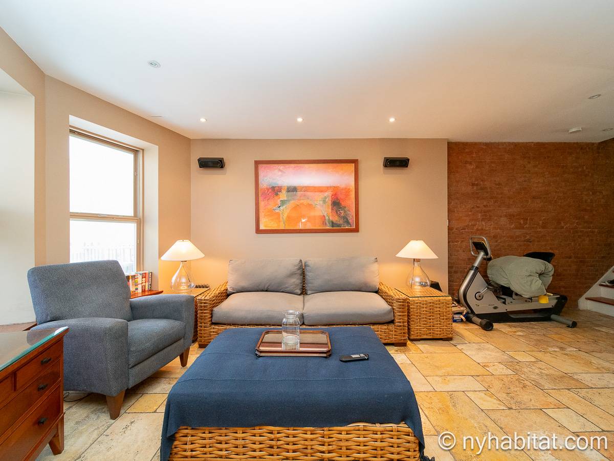Living room - Photo 7 of 10