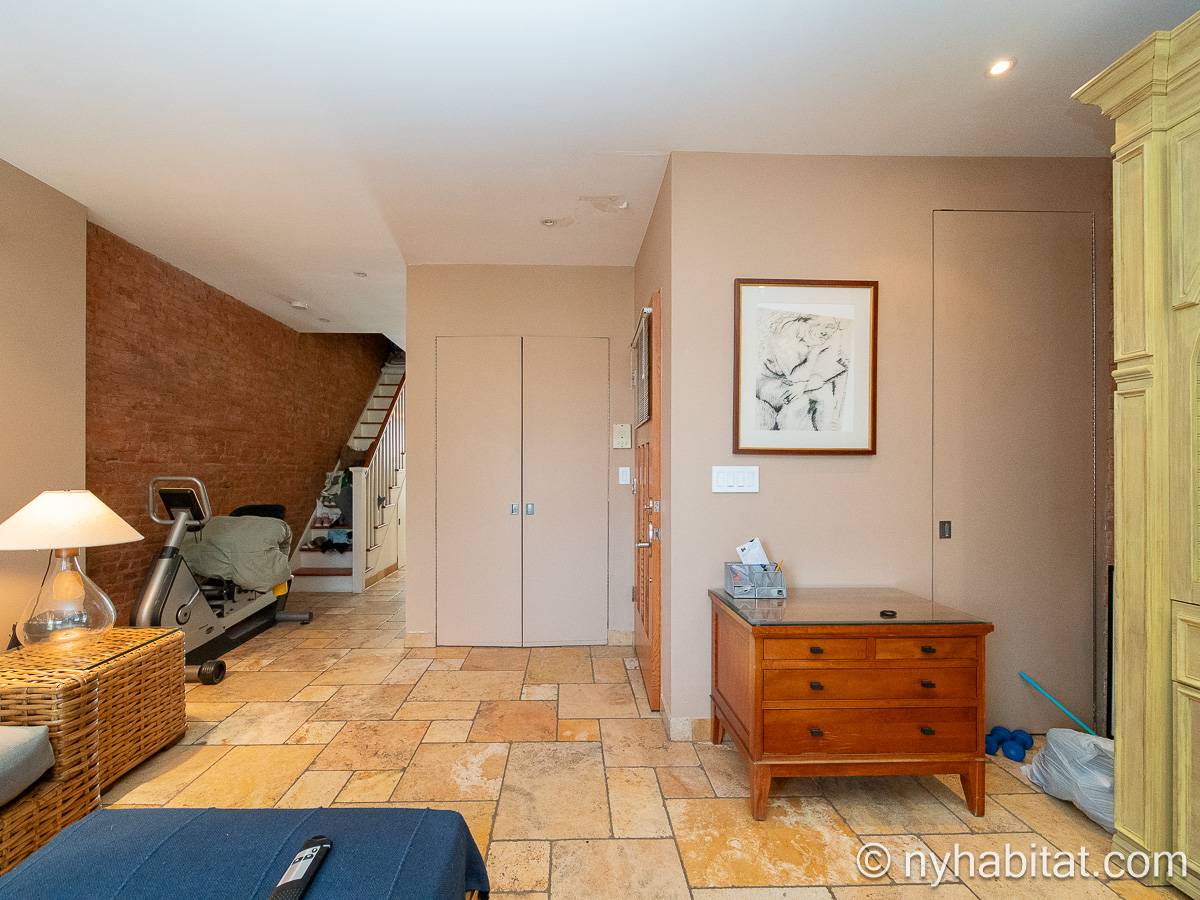 Living room - Photo 8 of 10