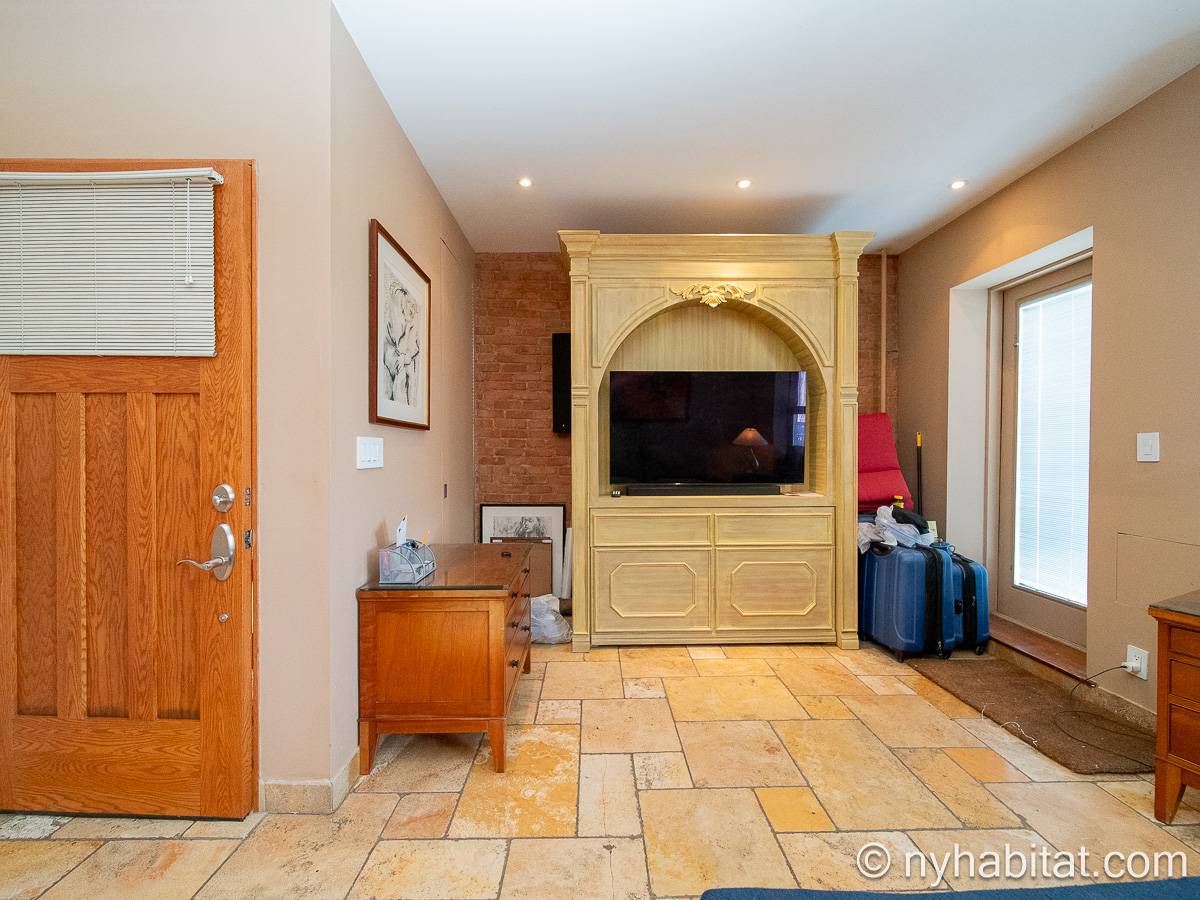 Living room - Photo 3 of 10