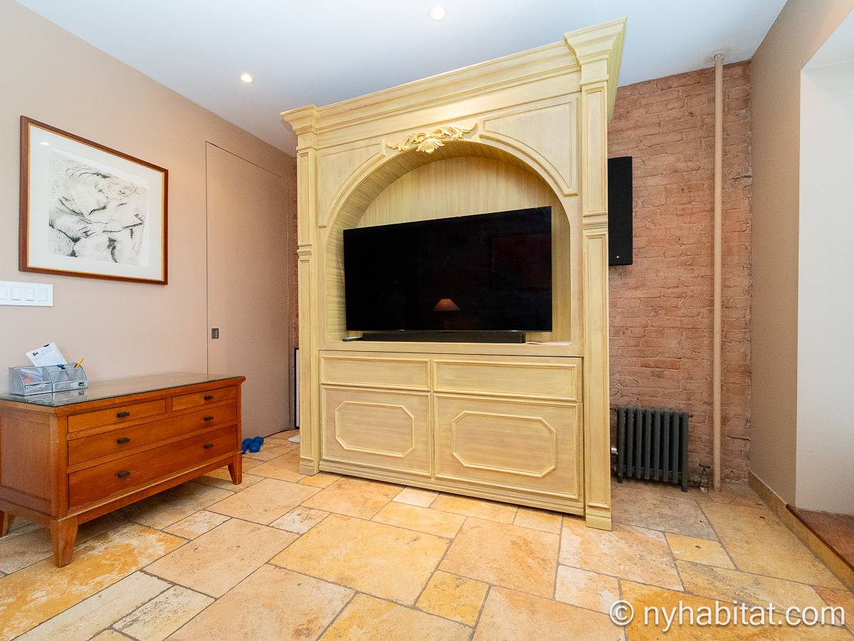 Living room - Photo 4 of 10