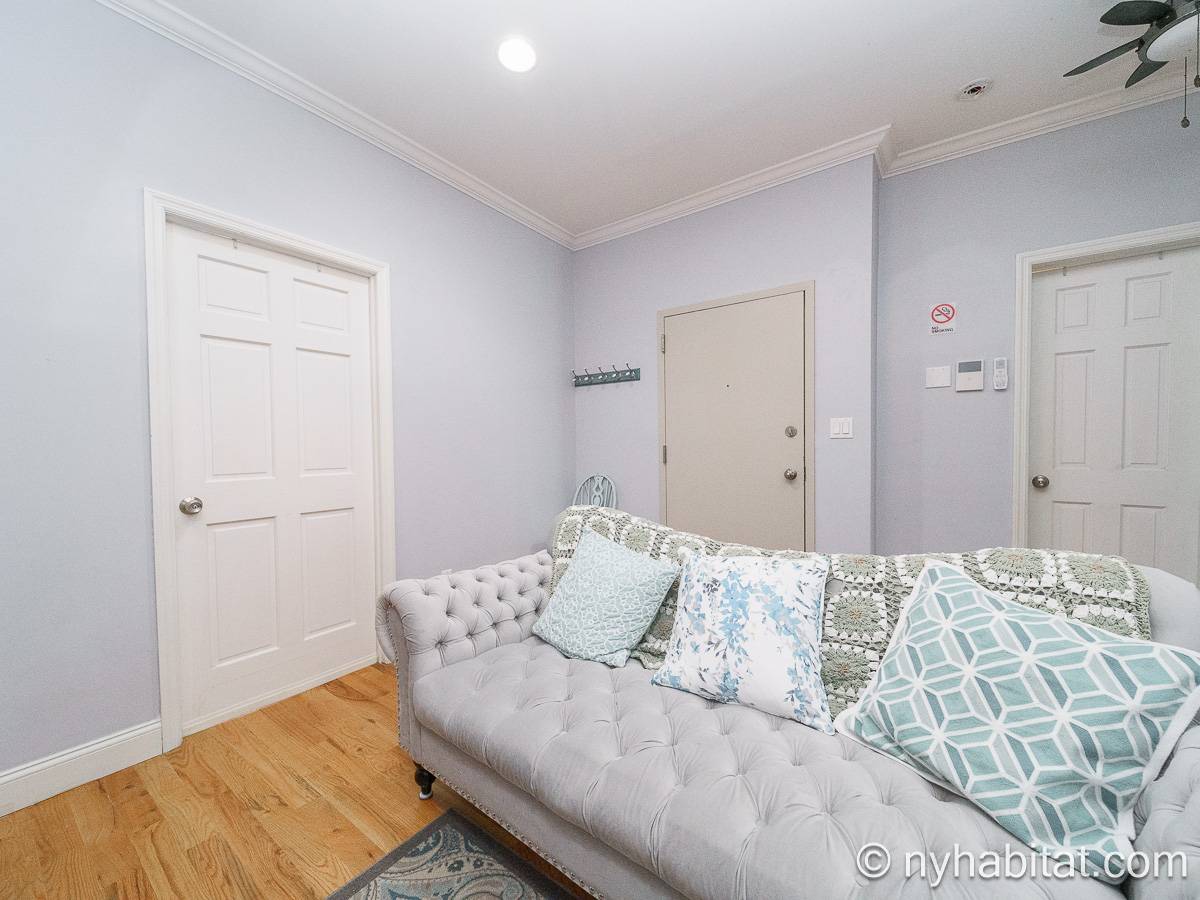 Living room - Photo 5 of 6