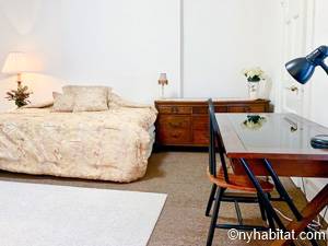 Living room - Photo 4 of 5