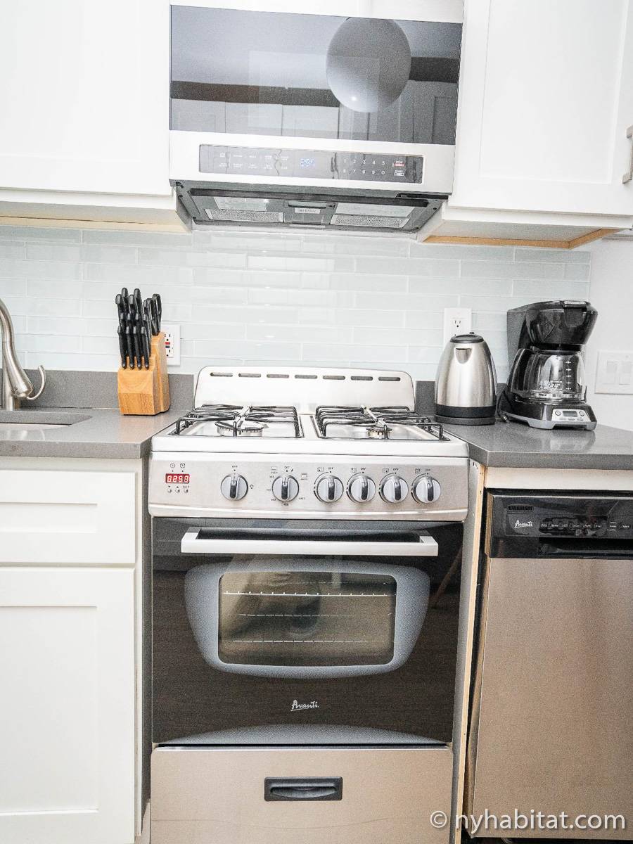 Kitchen - Photo 3 of 6