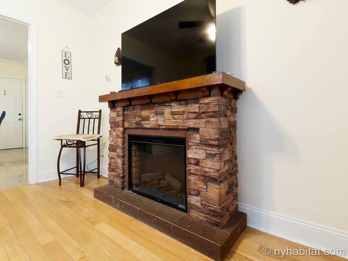 Living room - Photo 7 of 9