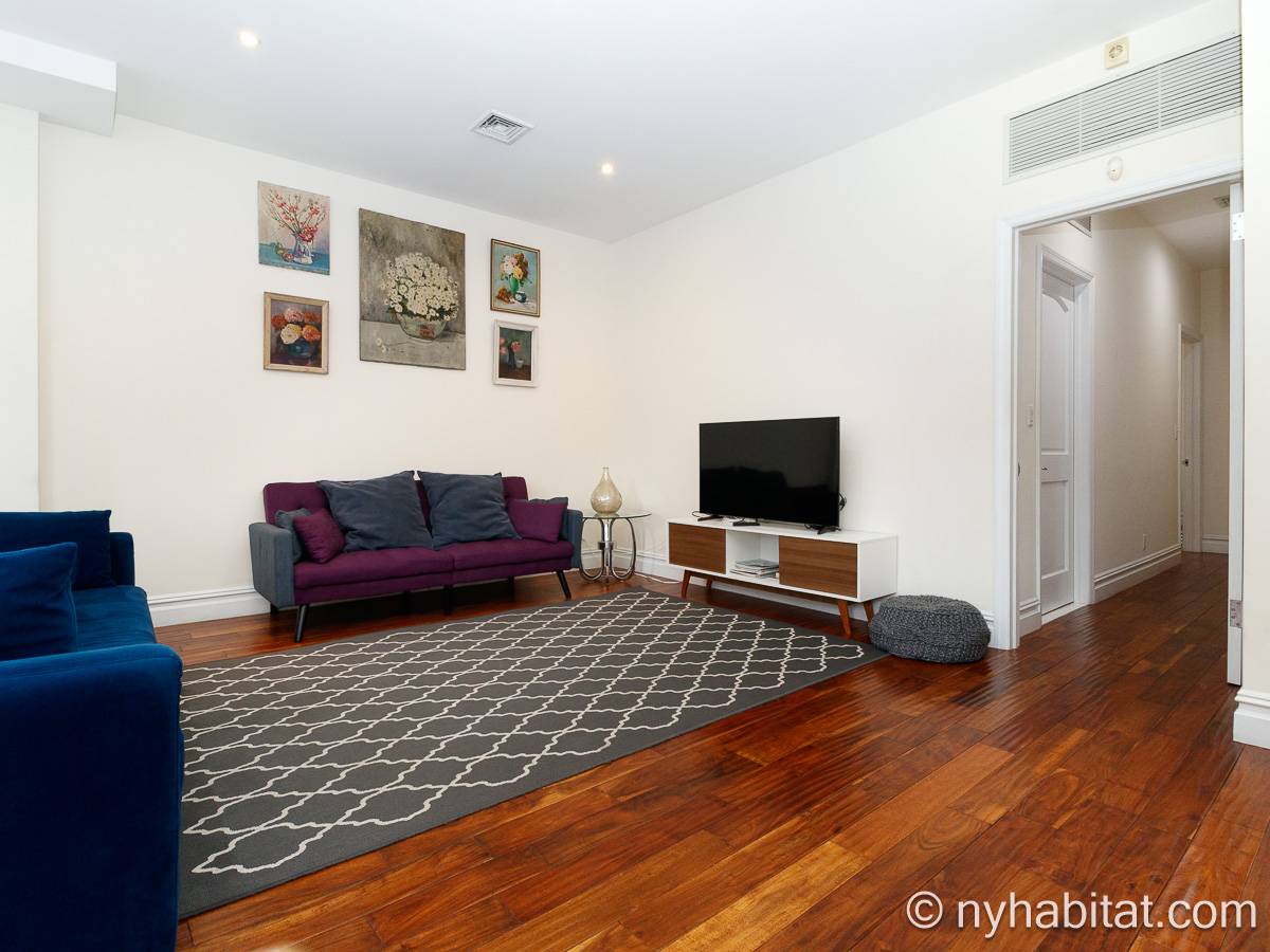 Living room - Photo 5 of 8