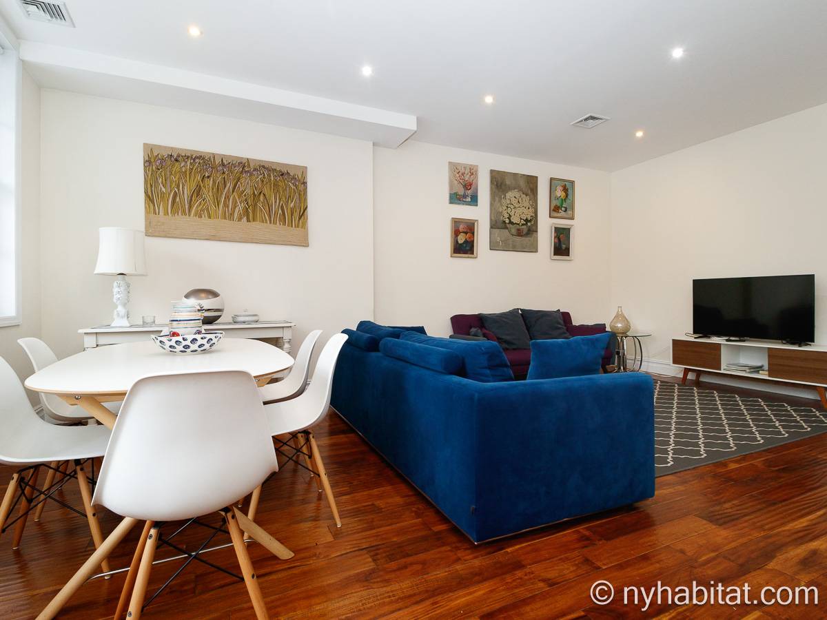 Living room - Photo 7 of 8