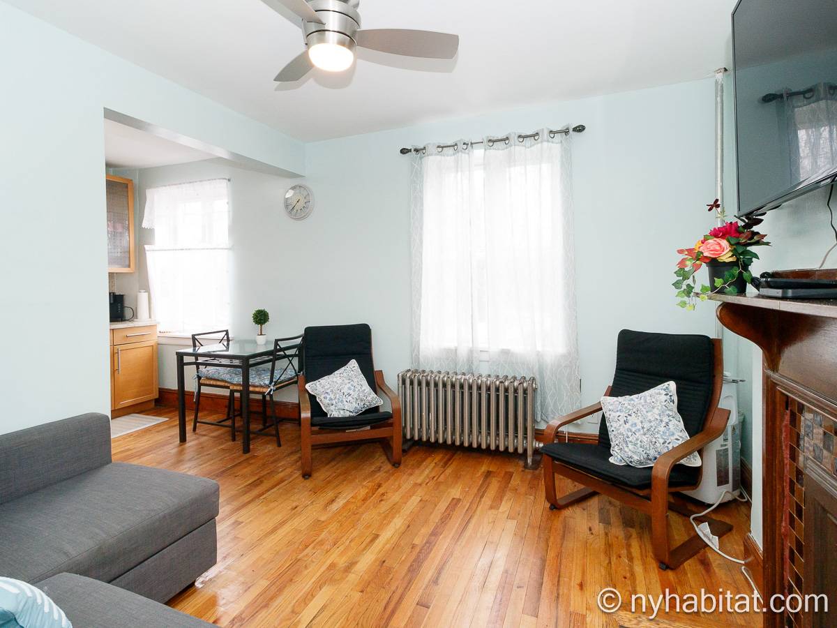 Living room - Photo 5 of 6