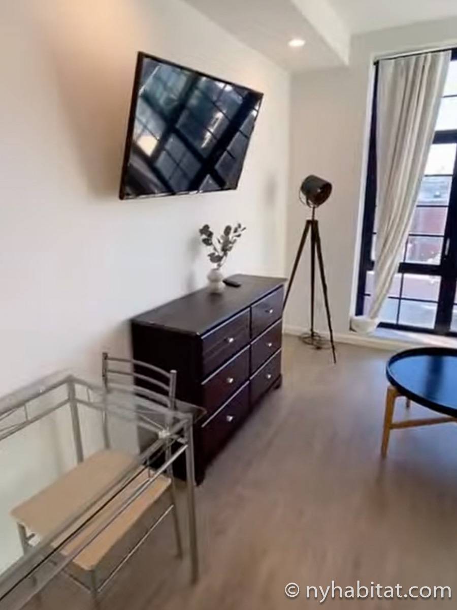 Living room - Photo 4 of 7