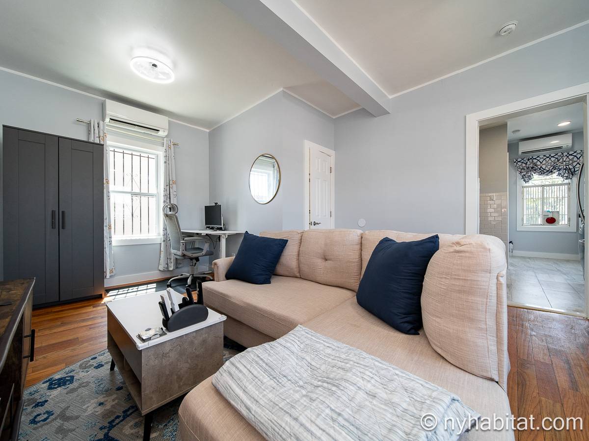 Living room - Photo 4 of 5