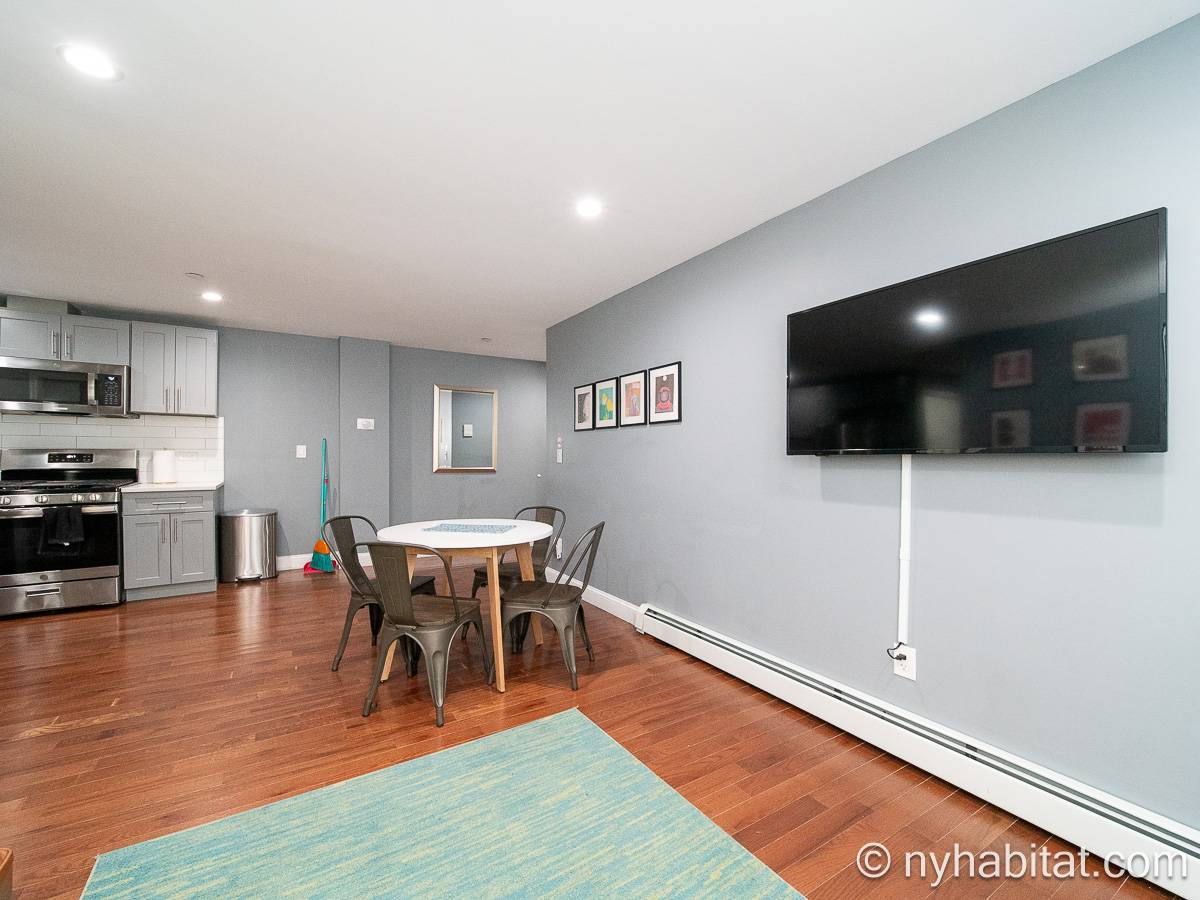 Living room - Photo 4 of 5