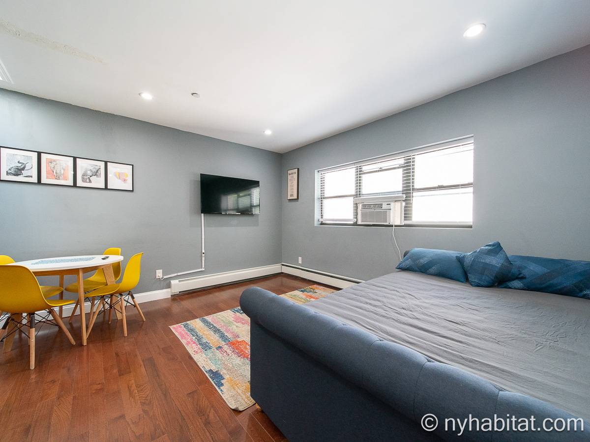 Living room - Photo 3 of 5