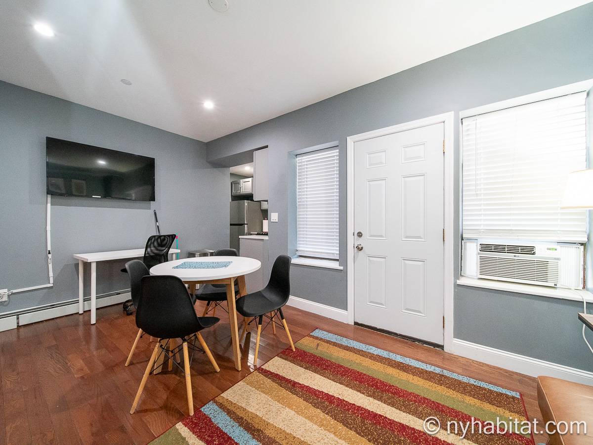 Living room - Photo 3 of 5