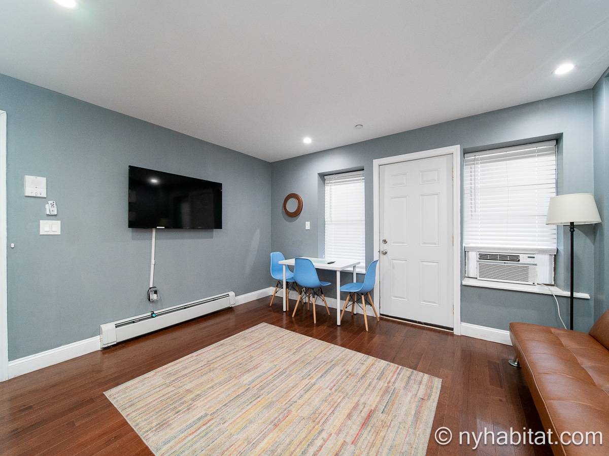 Living room - Photo 4 of 6