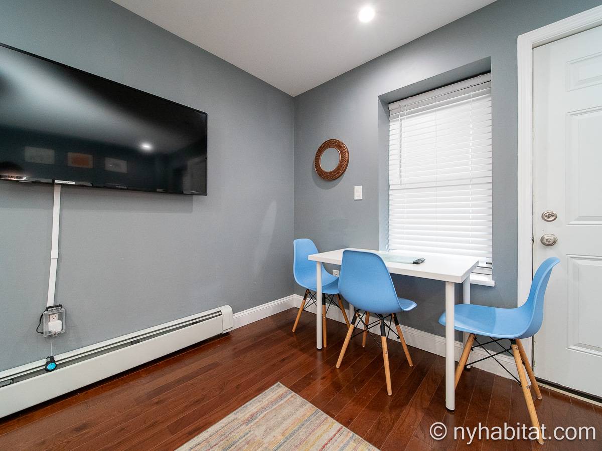 Living room - Photo 5 of 6